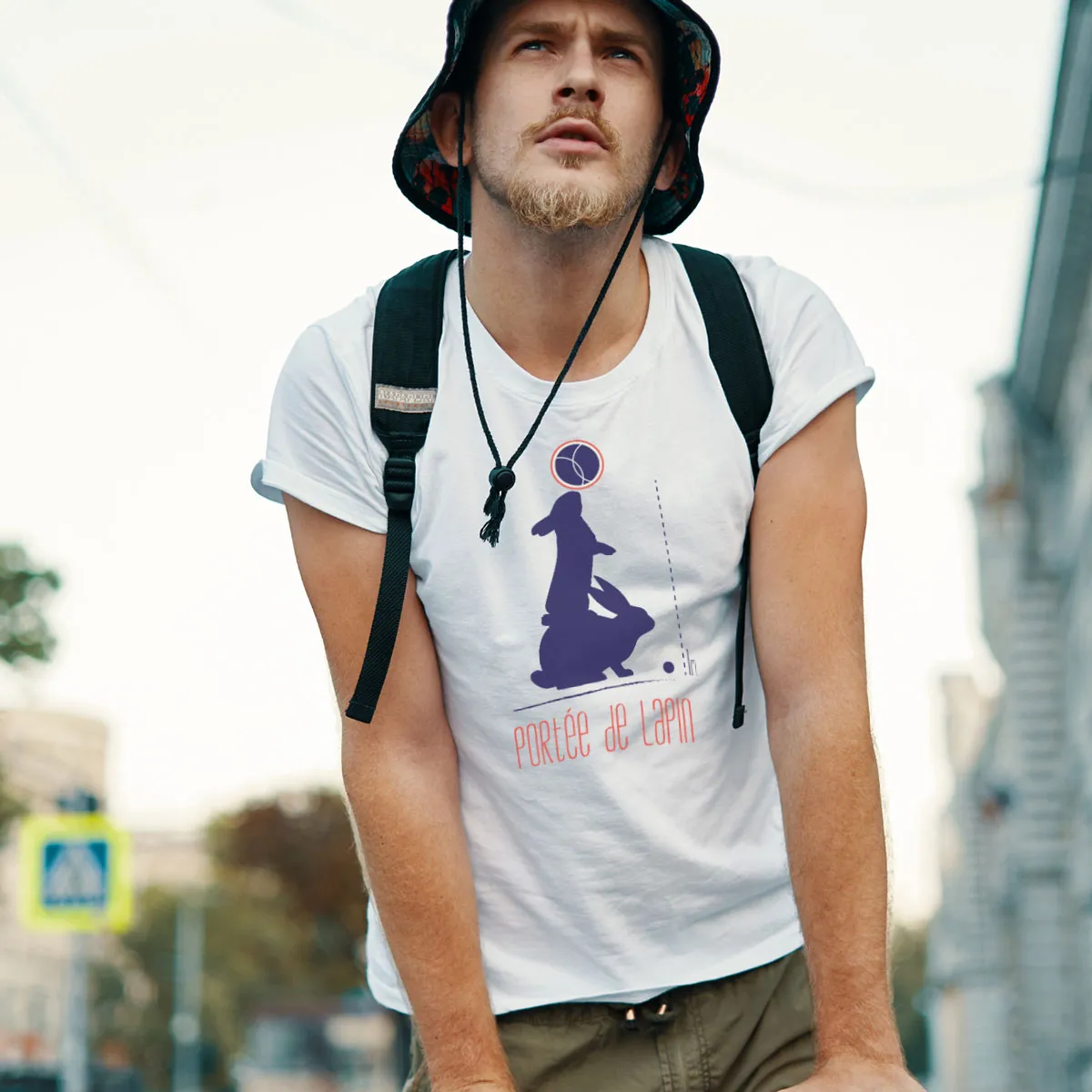 2-homme--tshirt-blanc-porte-de-lapin homme-Tshirt-blanc-porte-de-lapin